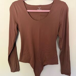 nuuds Long Sleeve Scoop Neck Bodysuit in Warm Brown